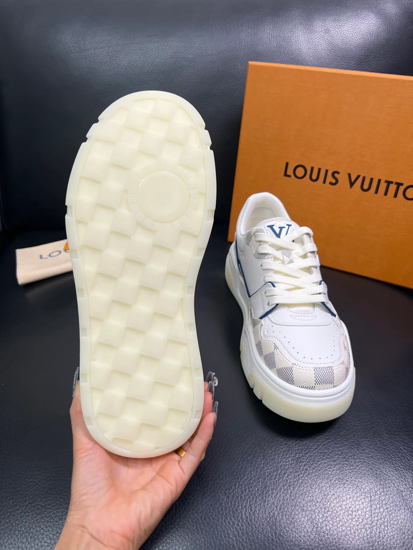Men's shoes 💰900 Lv top purchase Louis Vuitton, counter synchronization, uppers imported from Italy cowhide, imported mesh padding soft and comfortable, soles: original soles specially provided by the original factory, T men's shoes 💰U exclusive movable molded soles super comfortable, original factory and single goods, high quality, welcome to compare, code number 38-44 (customized 45) 85883